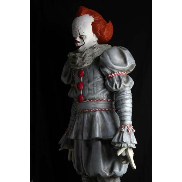 Estatua tamaño real Pennywise It - Capítulo 2 (goma espuma/látex) 180 cm NECA - Collector4U.com