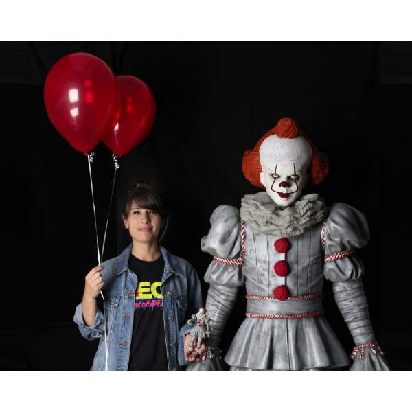 Estatua tamaño real Pennywise It - Capítulo 2 (goma espuma/látex) 180 cm NECA - Collector4U.com