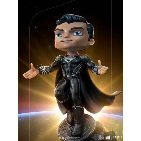 Minifigura Superman Black Suit Justice League Mini Co. Deluxe PVC 18cm Iron Studios - Collector4U.com