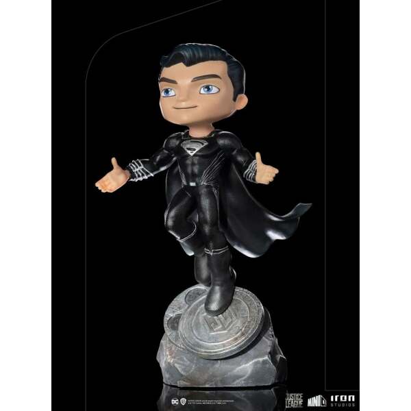 Minifigura Superman Black Suit Justice League Mini Co. Deluxe PVC 18cm Iron Studios - Collector4U.com