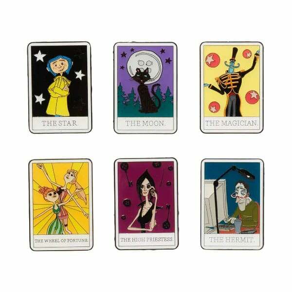 Coraline by Loungefly Chapas esmaltadas Blind Box Character Tarot Card Expositor (12)