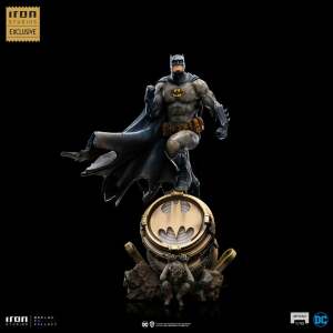 DC Comics: Batman on Bat-Signal 1:10 Scale Statue – CCXP23 Exclusive